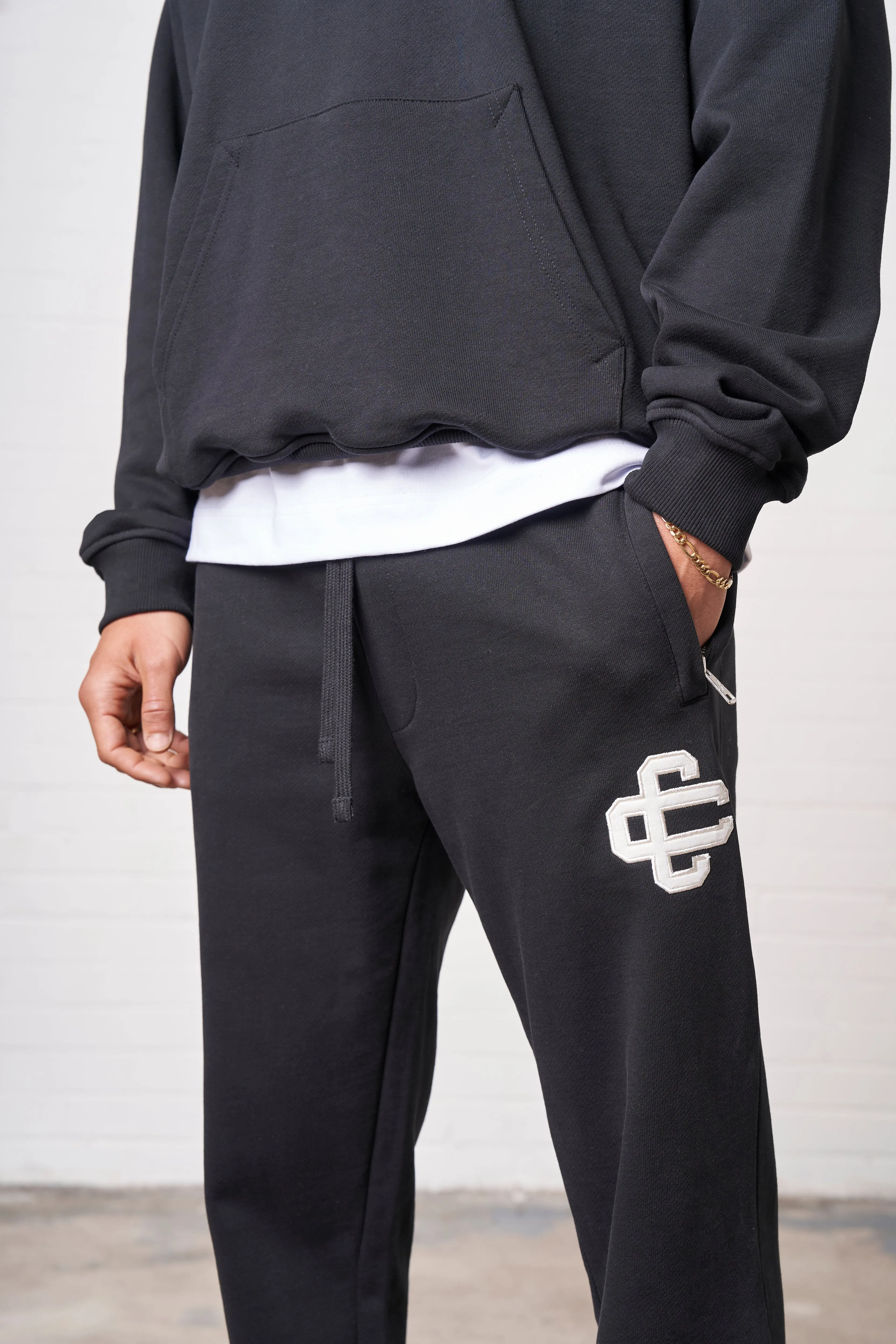 HEAVYWEIGHT APPLIQUE EMBLEM JOGGERS - BLACK