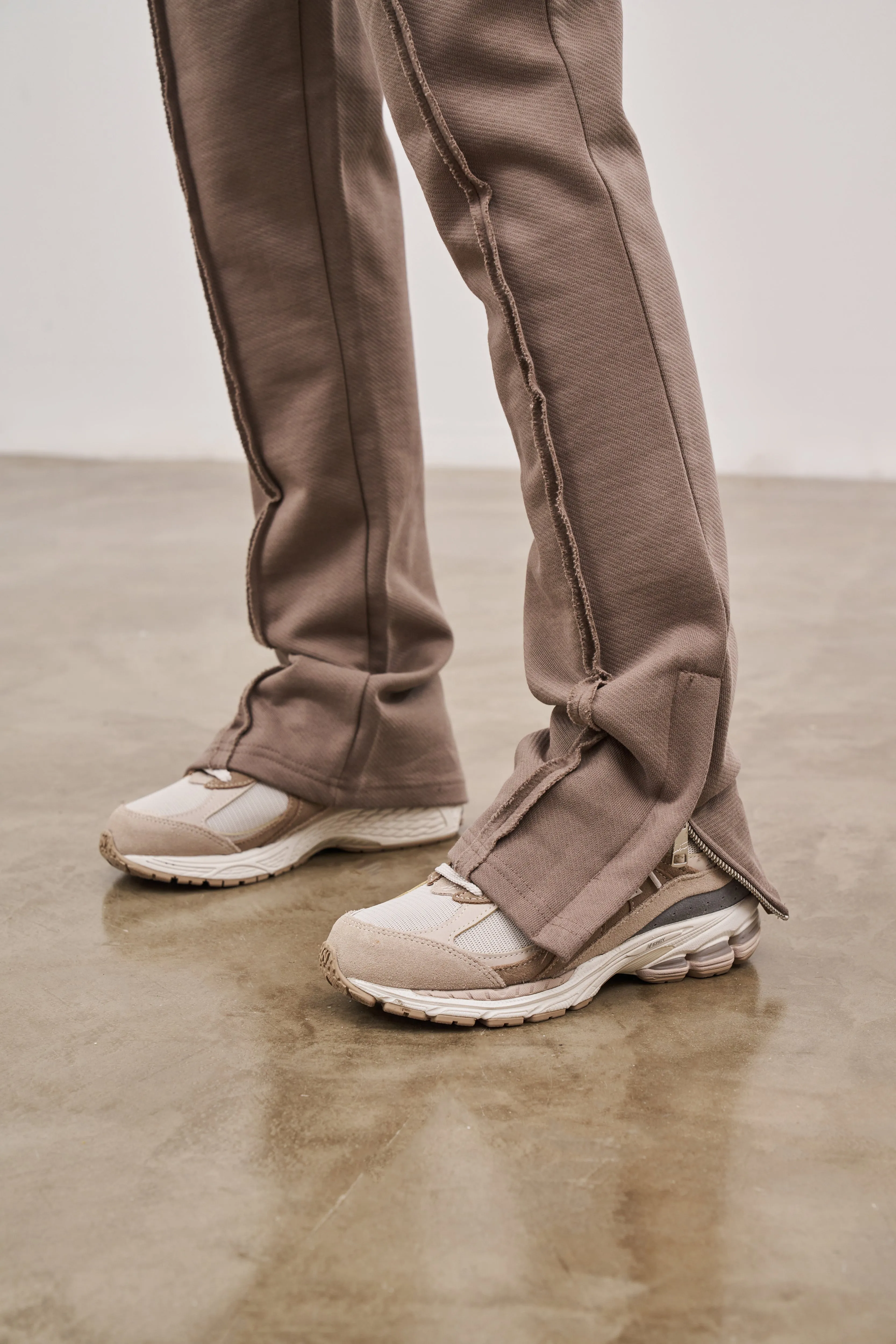 RAW SEAM STRAIGHT LEG JOGGERS - COFFEE