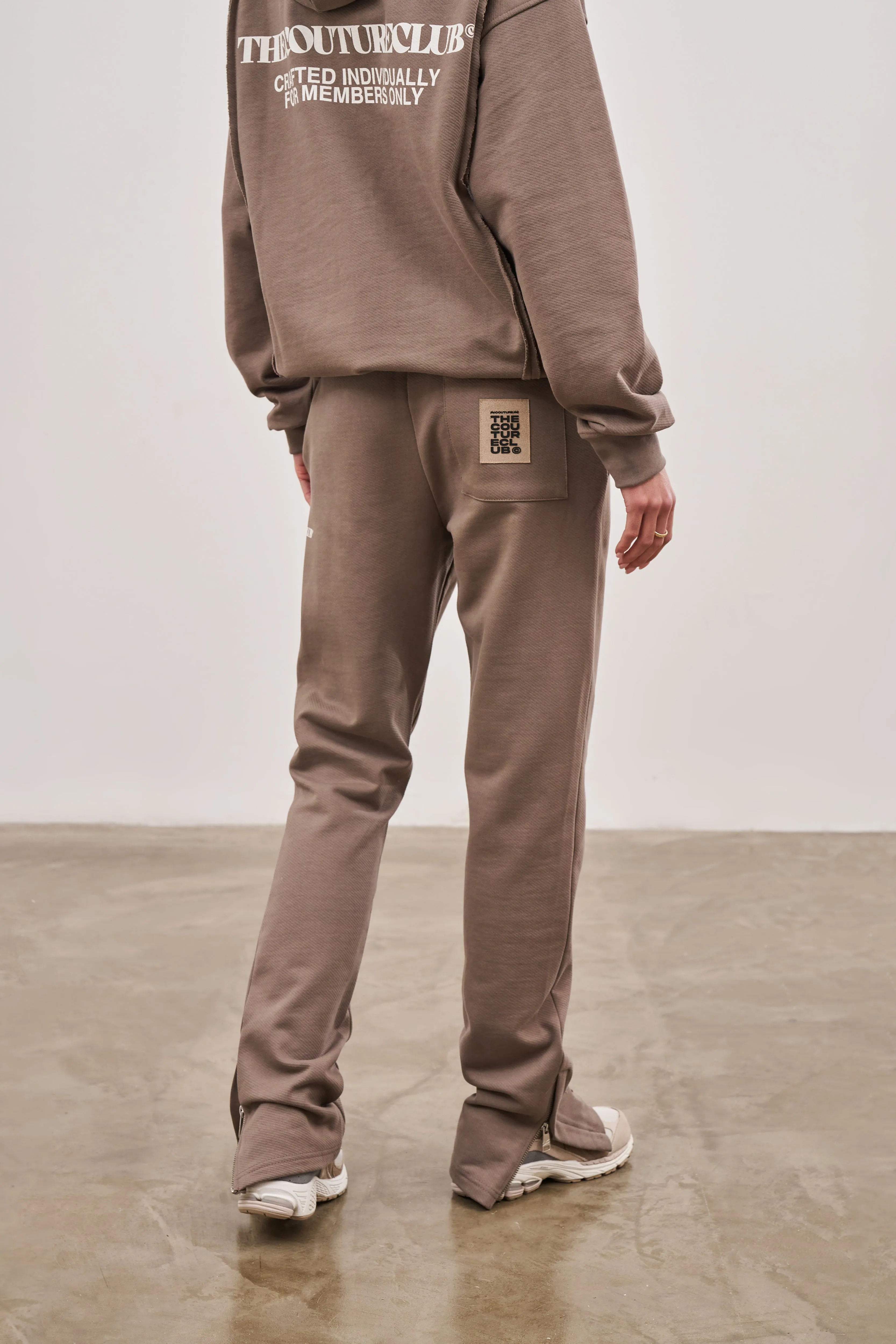 RAW SEAM STRAIGHT LEG JOGGERS - COFFEE