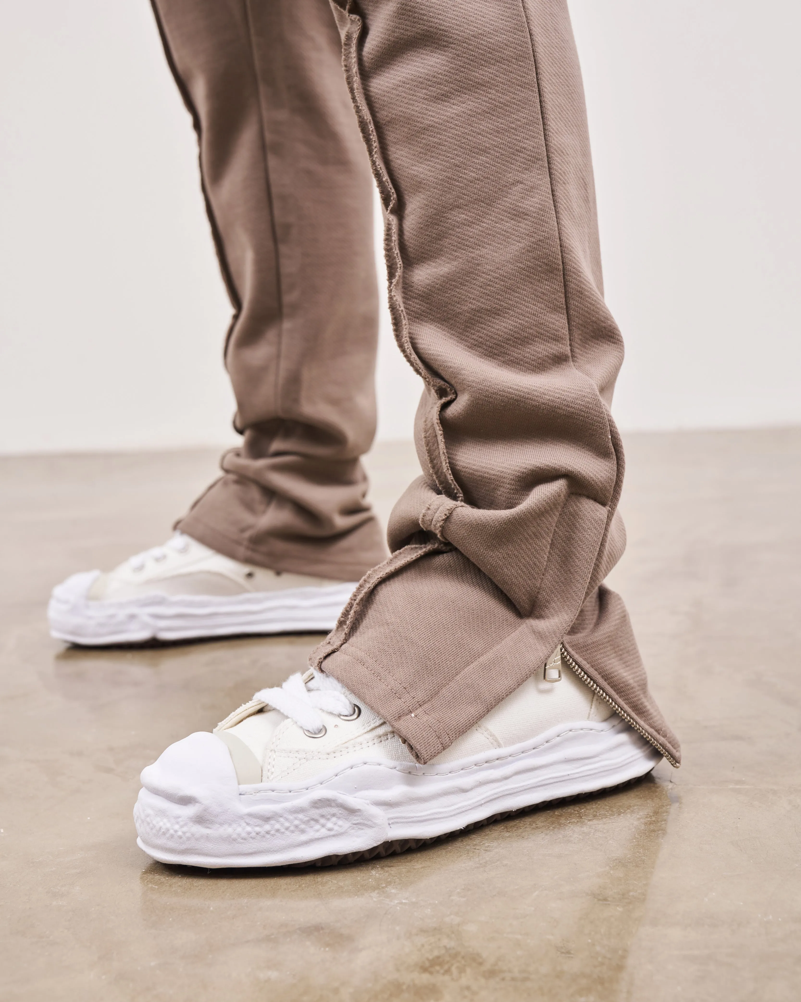 RAW SEAM STRAIGHT LEG JOGGERS - COFFEE