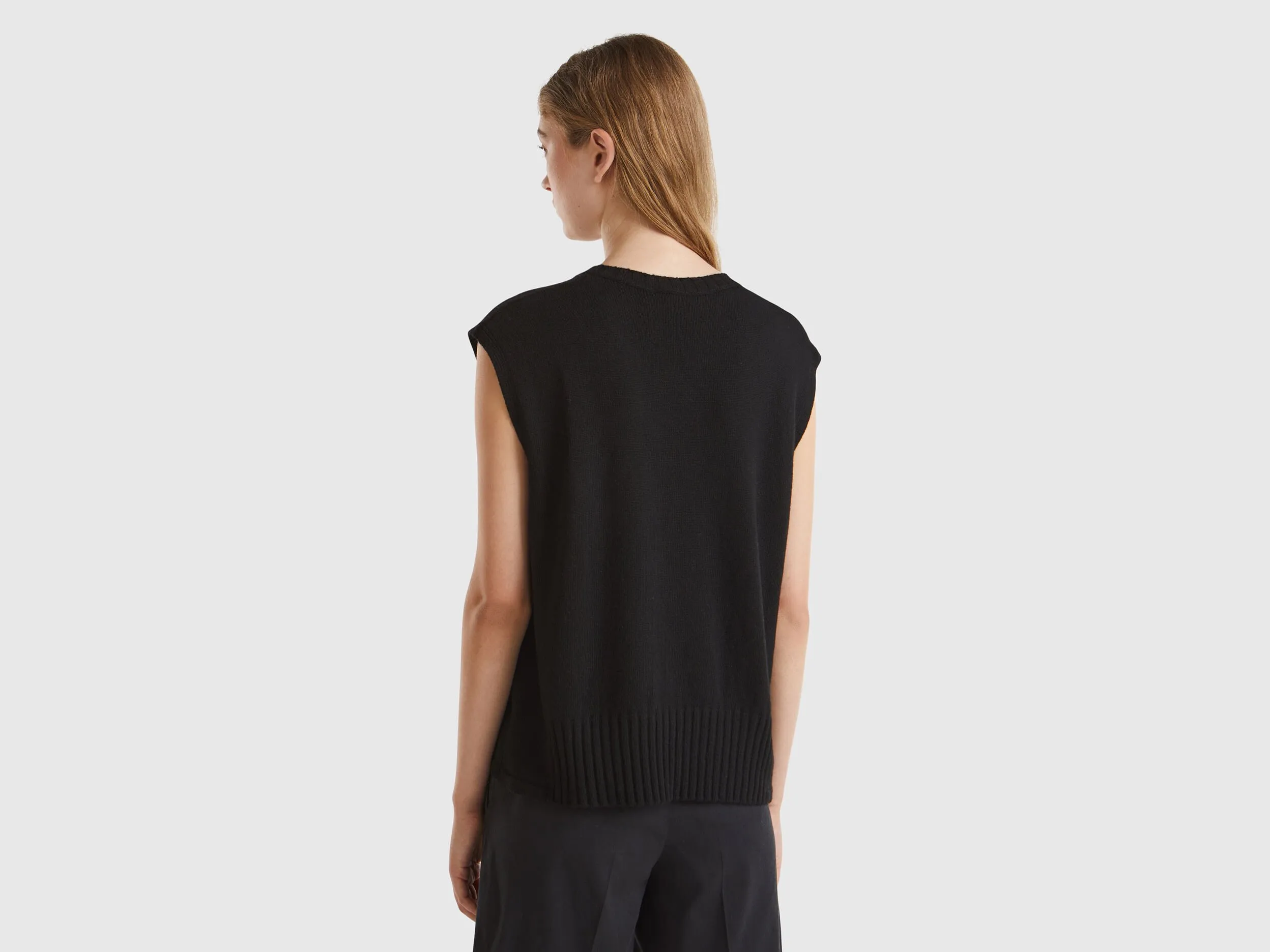 Vest in wool and viscose blend - Black | Benetton